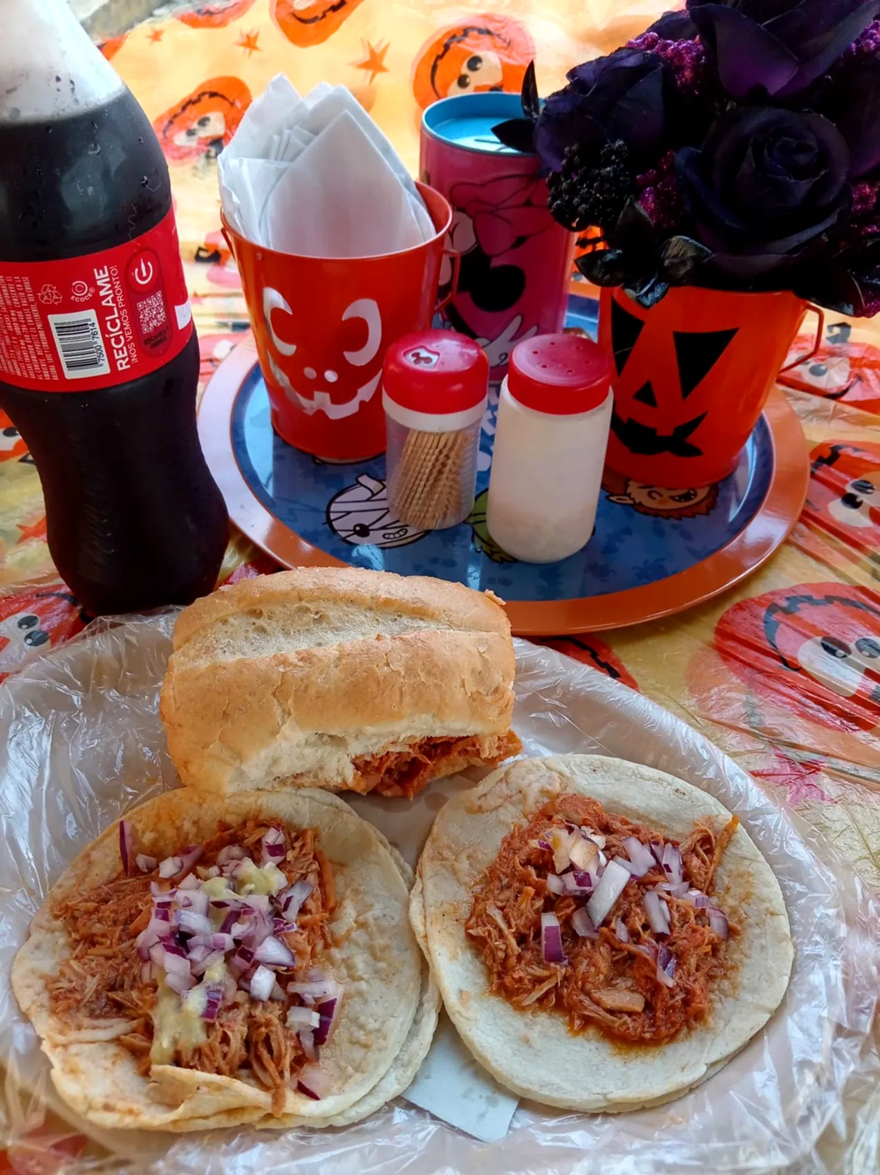 Tacos y torta servidos en La Pibijarocha