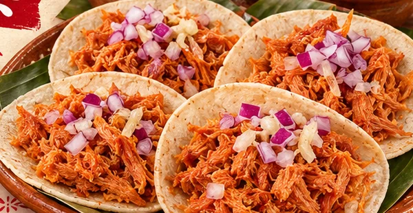Ilustración gastronómica de tacos de cochinita pibil con cebolla morada