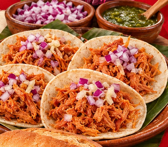 Tacos de cochinita pibil con cebolla morada